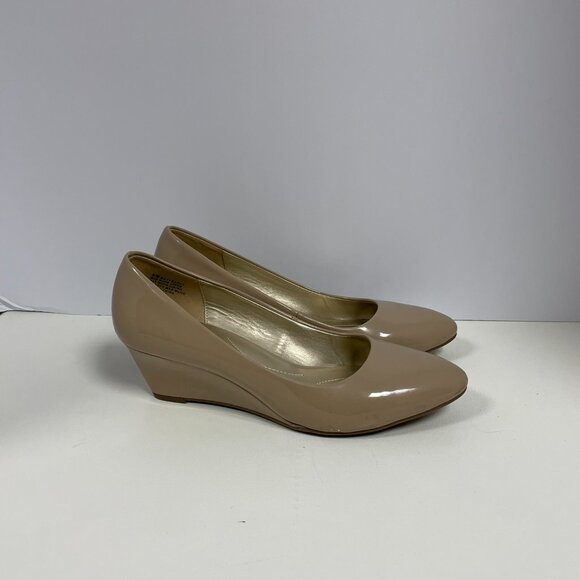 Classic and sophisticated Bandolino wedge, size 8 medium - Picture 3 of 7